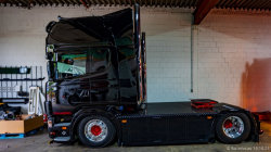 20251019-Tom-Holding-00114